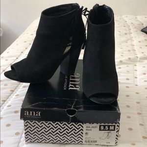 Peep-toe heeled boots